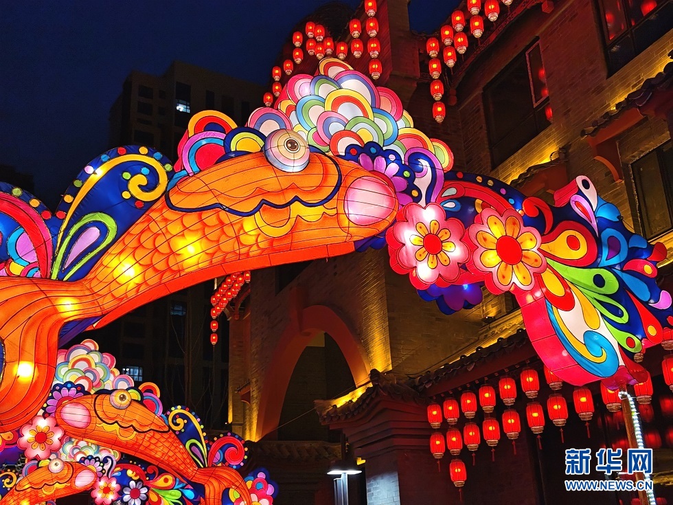 2月25日,拍摄于兰州老街的鲤鱼花灯。新华网发(宋昱静 摄)