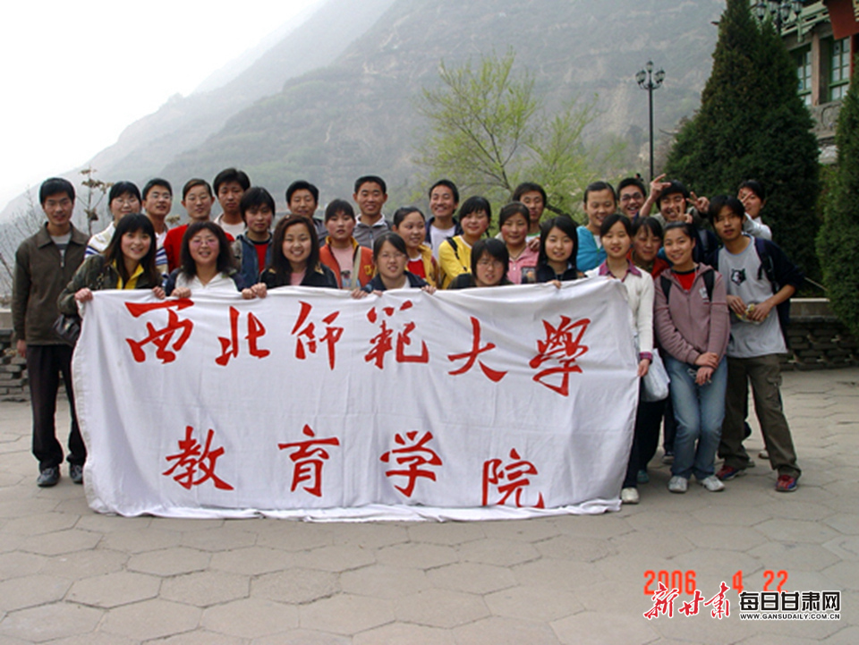 陈红军（后排左五）参加集体活动时合影