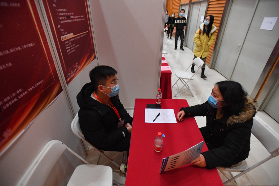 2月18日，在长沙天心文化产业园，求职者（右）与用人单位工作人员现场沟通。记者陈泽国 摄