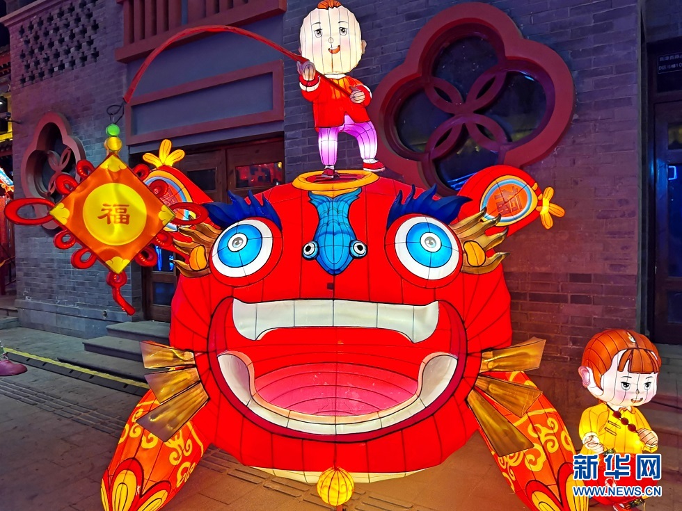 2月25日,拍摄于兰州老街的“萌娃送福”花灯。新华网发(宋昱静 摄)