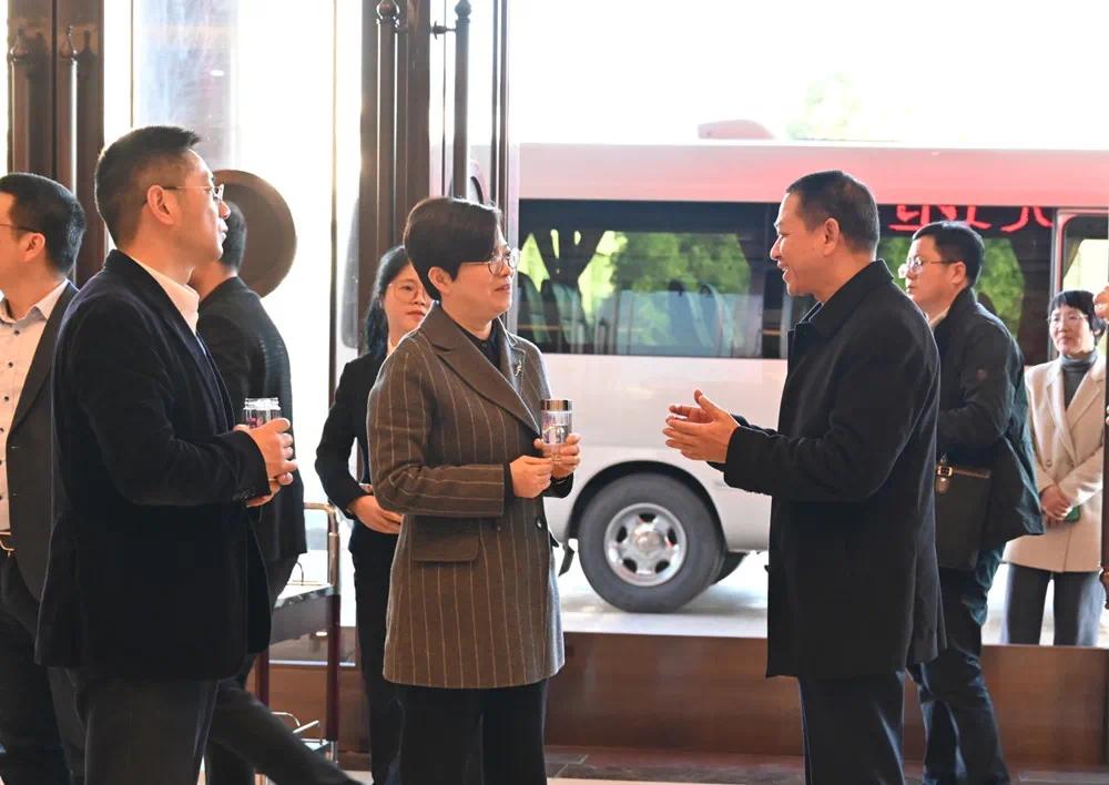 李明焱董事长通过视频 讲解的方式,向领导一行汇报了寿仙谷药业的传承