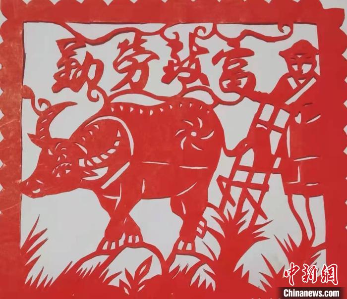 山西五旬残疾剪纸艺人：一双巧手剪出精彩人生