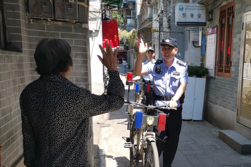 广州海珠区南华西派出所民警开展社区巡逻