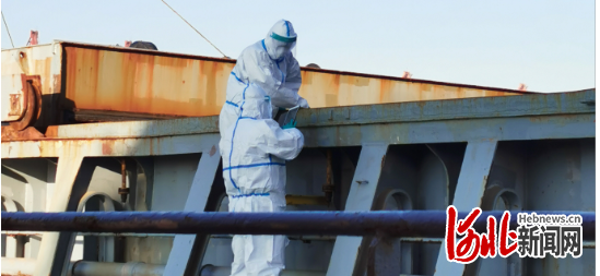 图为秦皇岛海关关员登轮查验进口铜精矿。 宋伟摄