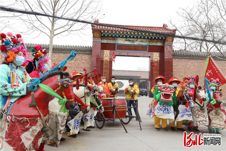 2月20日，村民在河北省香河县钱旺镇大河各庄村欣赏竹马会。