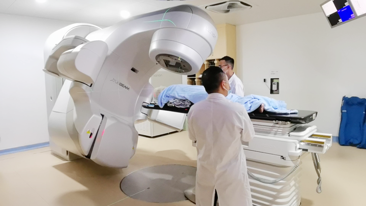 患者在治疗肿瘤的过程中需要用放射治疗,约有40%的肿瘤可以用放疗根治