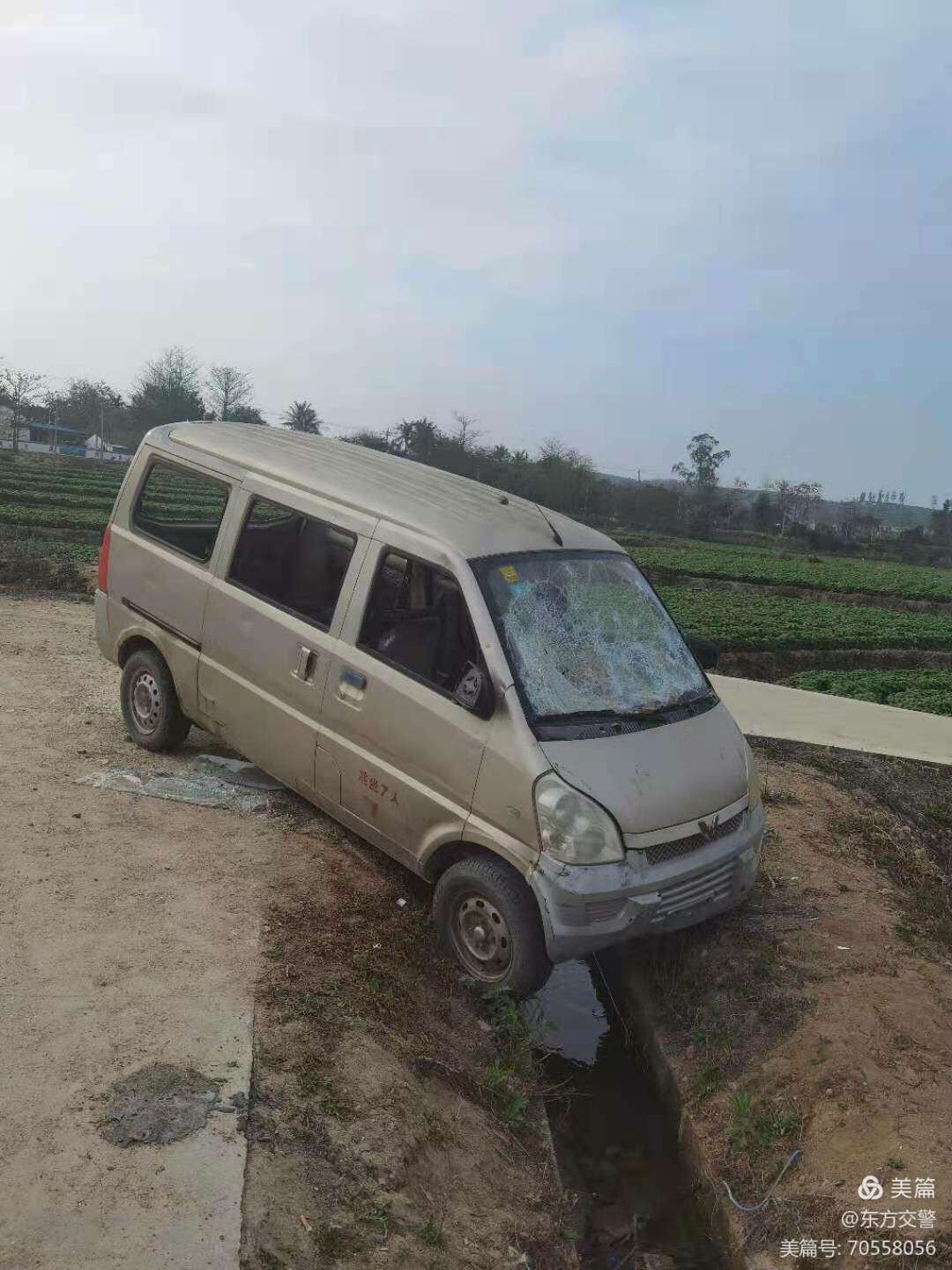东方一村口被遗弃面包车竟是被盗车车主乐了