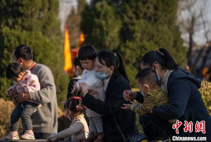 “华人老家”山西洪洞大槐树景区第十五届民俗中国年活动持续火爆。洪洞大槐树景区供图