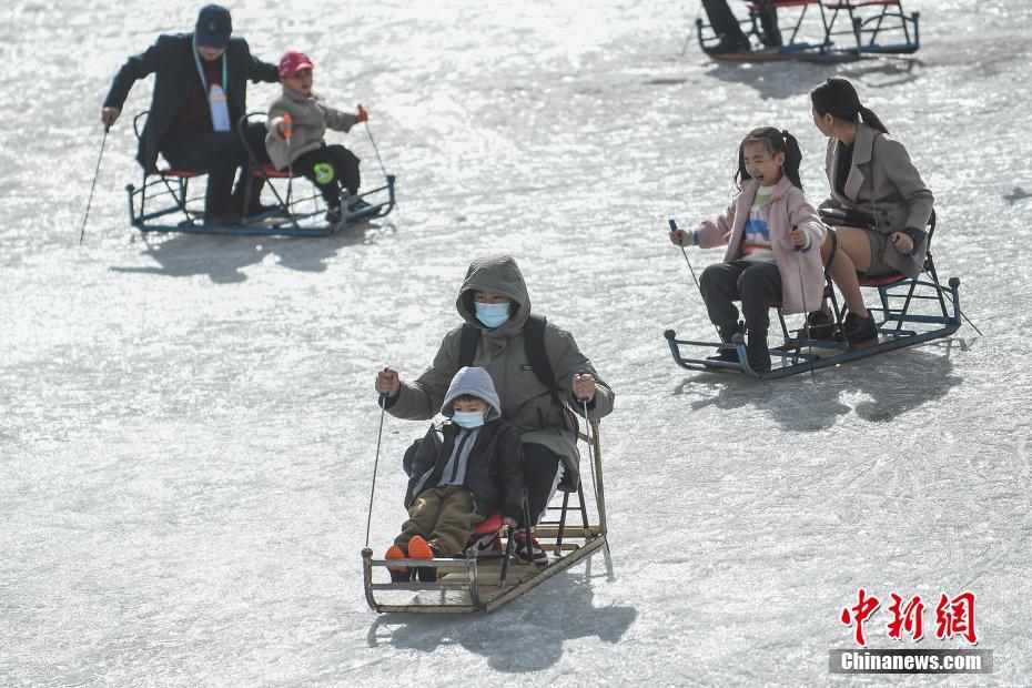 2月19日，山西大同，民众大同古城外的护城河天然冰场上滑冰车玩耍，享受冰上运动的乐趣。 中新社记者 武俊杰 摄