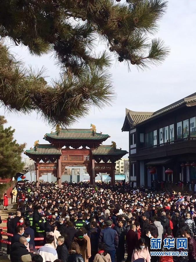 春节假期刚结束，大同古城内依然人头攒动，年味不减。新华网 发