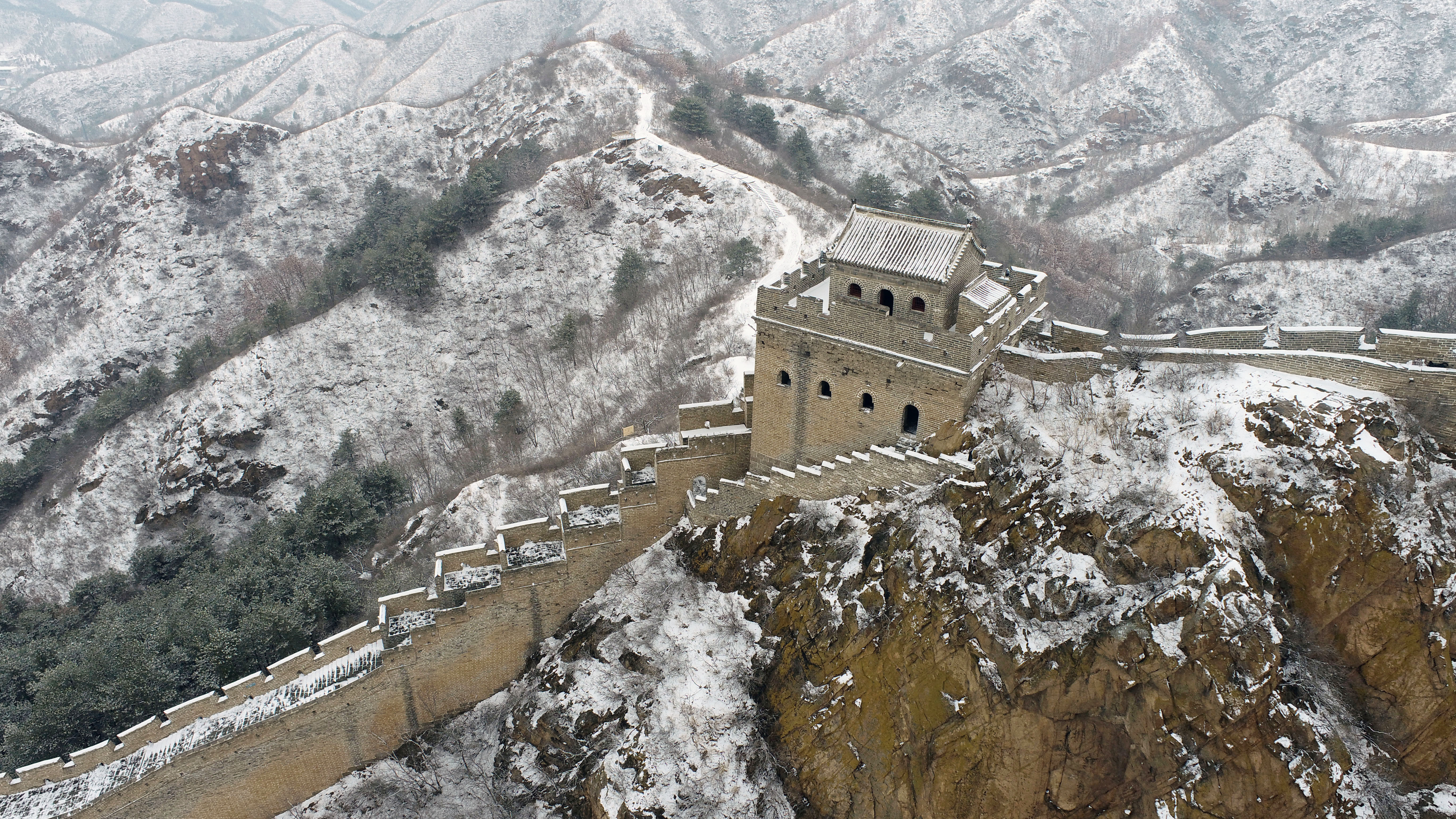 ↑ 这是2月23日拍摄的金山岭长城雪景（无人机照片）。