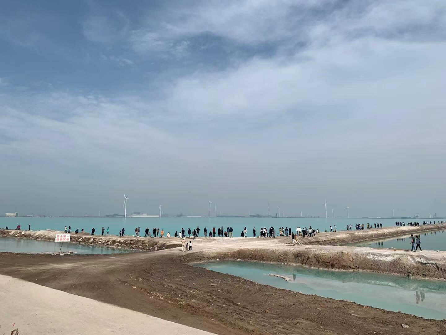 潍坊滨海盐湖水质富含钙镁离子致使水体呈浅绿色