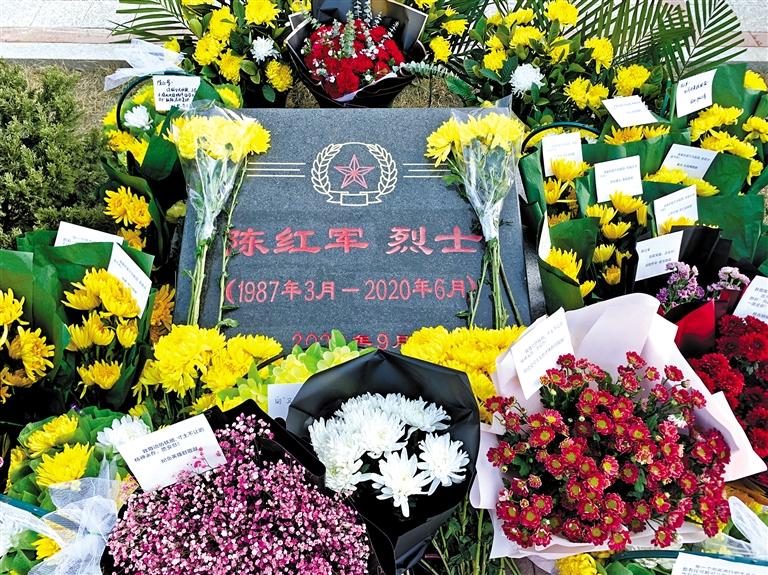 民众在陈红军烈士墓前献花悼念