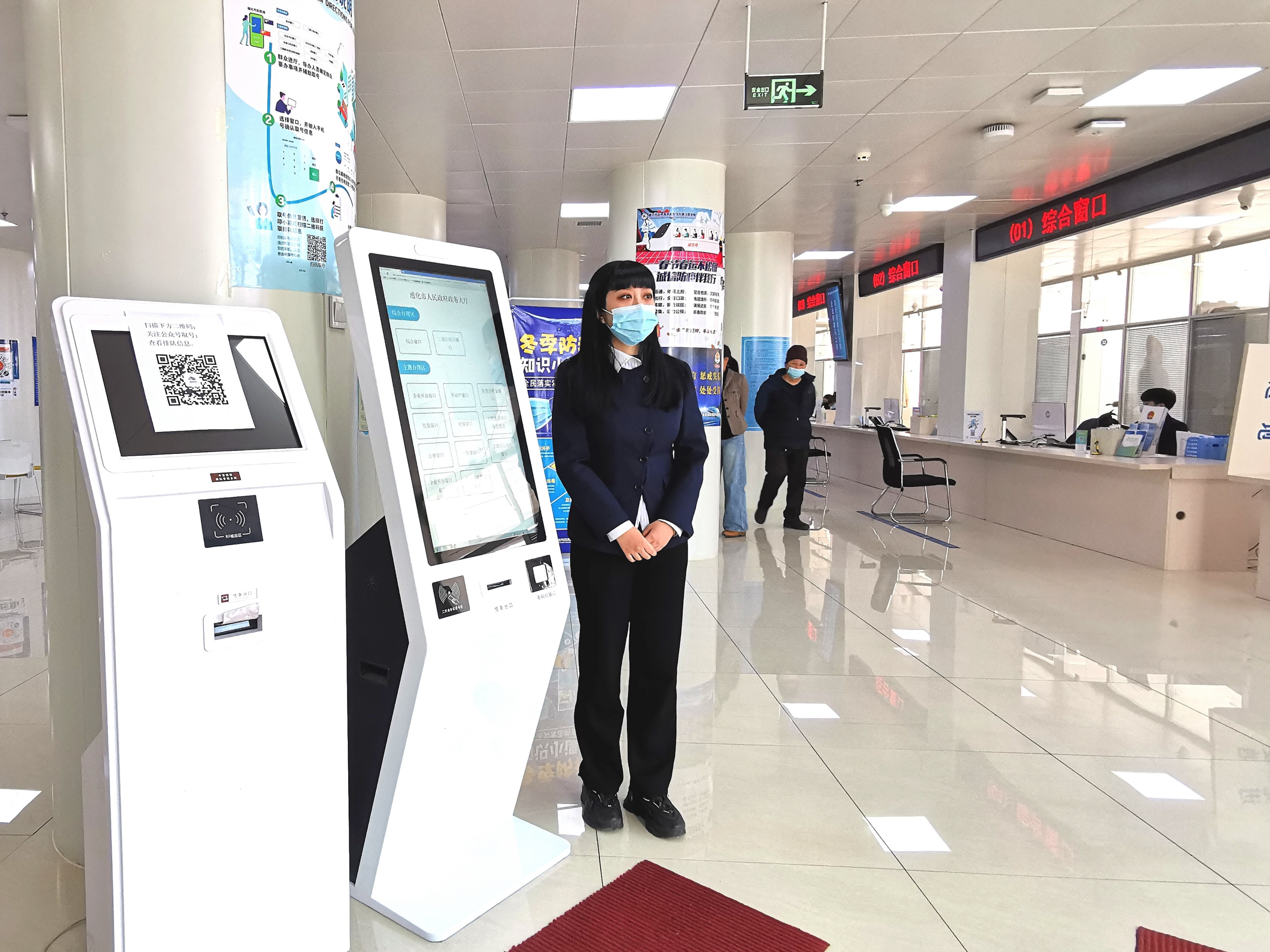 没想到,咱们市政务服务大厅推行不见面就能在网上办理这个业务,为