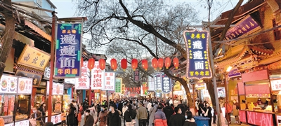 2月15日，北院门历史文化街区游人如织，很多游客慕名来品尝西安特色美食。 （资料图片）记者 窦翊明 摄