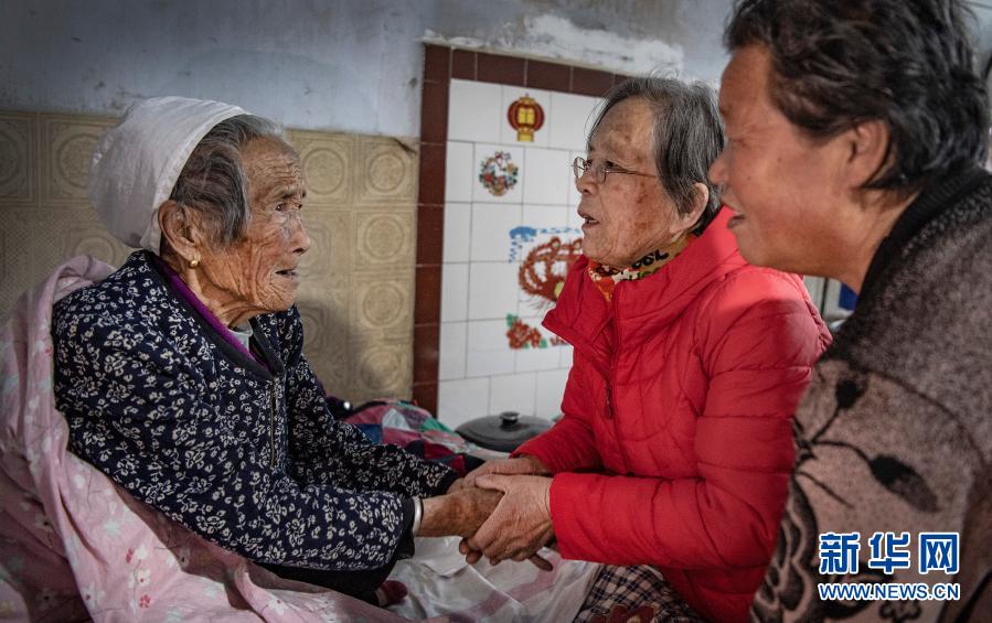 路生梅（中）在佳县店镇贺家沟村为93岁马候问老人义诊后，老人感谢不已（2月4日摄）。新华社记者 陶明 摄
