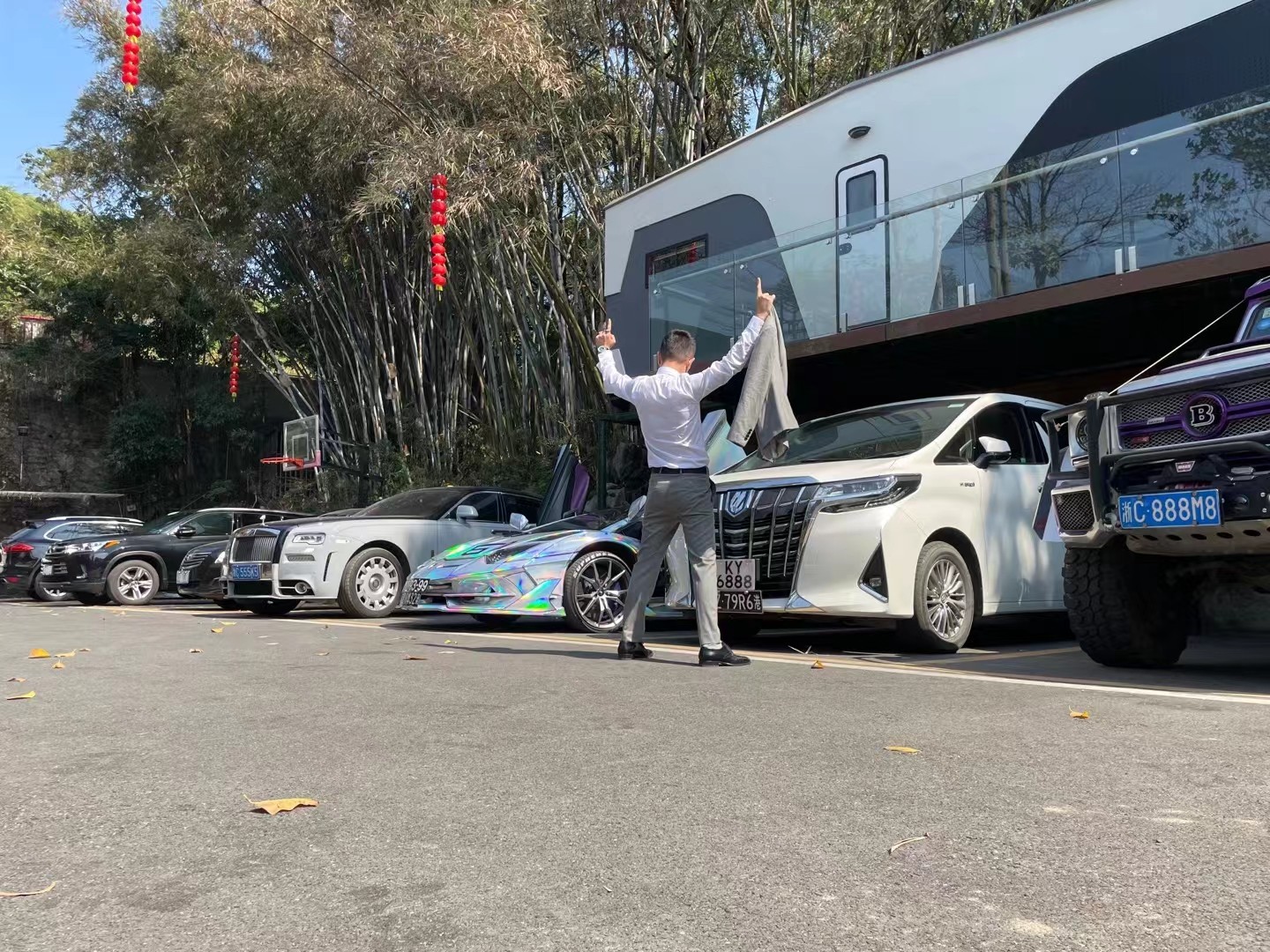 每到过年时村里他家门口的汽车牌能从澳门的两地牌到浙c5555.c6666.