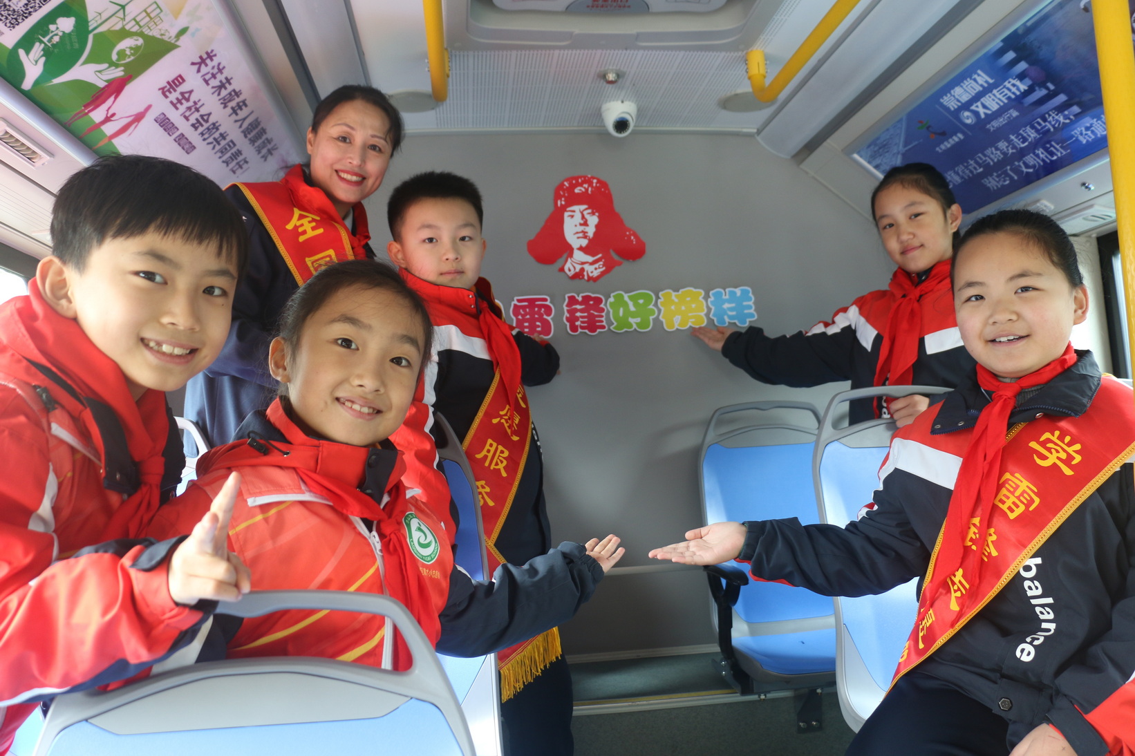 小志愿者走进公交车厢“导游式服务”弘扬雷锋精神