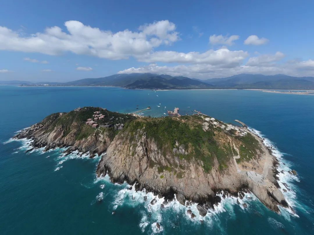 ▲ 从空中俯瞰分界洲岛全貌，距对面海南岛最近距离只有2公里。摄影/金祥