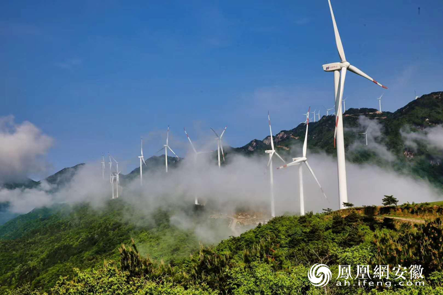 安庆岳西县将牛草山风电开发与生态旅游结合（凤凰网安徽特约摄影师 过士华/摄）