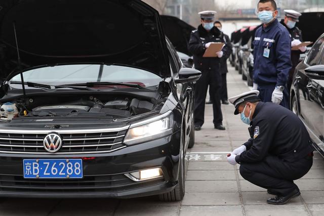 民警正在对车辆外观进行检验.摄影 新京报记者王贵彬