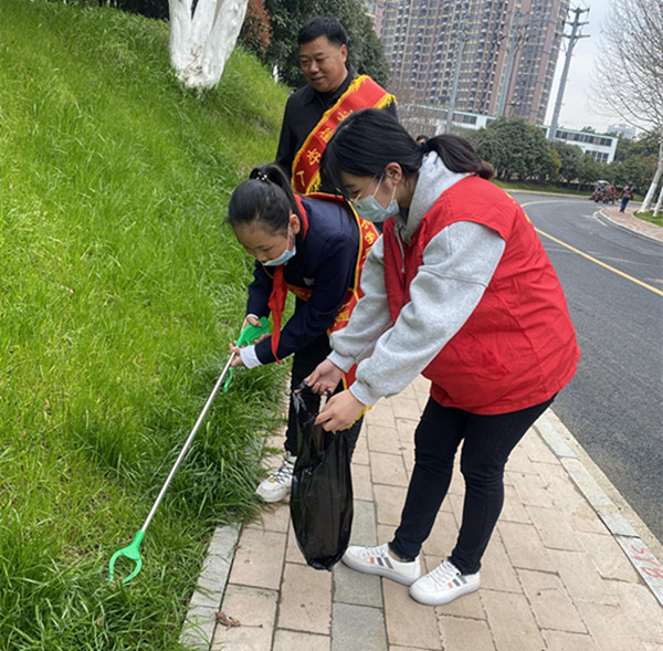 最後,在銀河灣社區的工作人員的組織下,大家和黃崇嶺爺爺一起在四里河