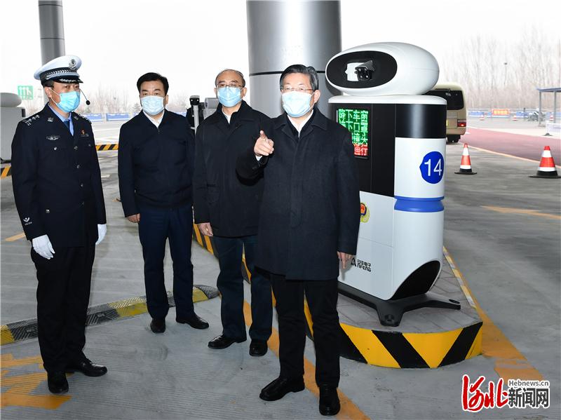 3月3日，省委书记、省人大常委会主任王东峰到保定涿州市调研检查。省委副书记、省长许勤参加调研检查。这是王东峰、许勤在高速涿州检查站，实地察看入京车辆、人员和物品检查检测工作。 河北日报记者 赵威 摄