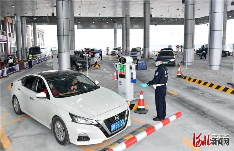 3月3日，省委书记、省人大常委会主任王东峰到保定涿州市调研检查。省委副书记、省长许勤参加调研检查。这是王东峰、许勤在高速涿州检查站，实地察看入京车辆、人员和物品检查检测工作。 河北日报记者 赵威 摄