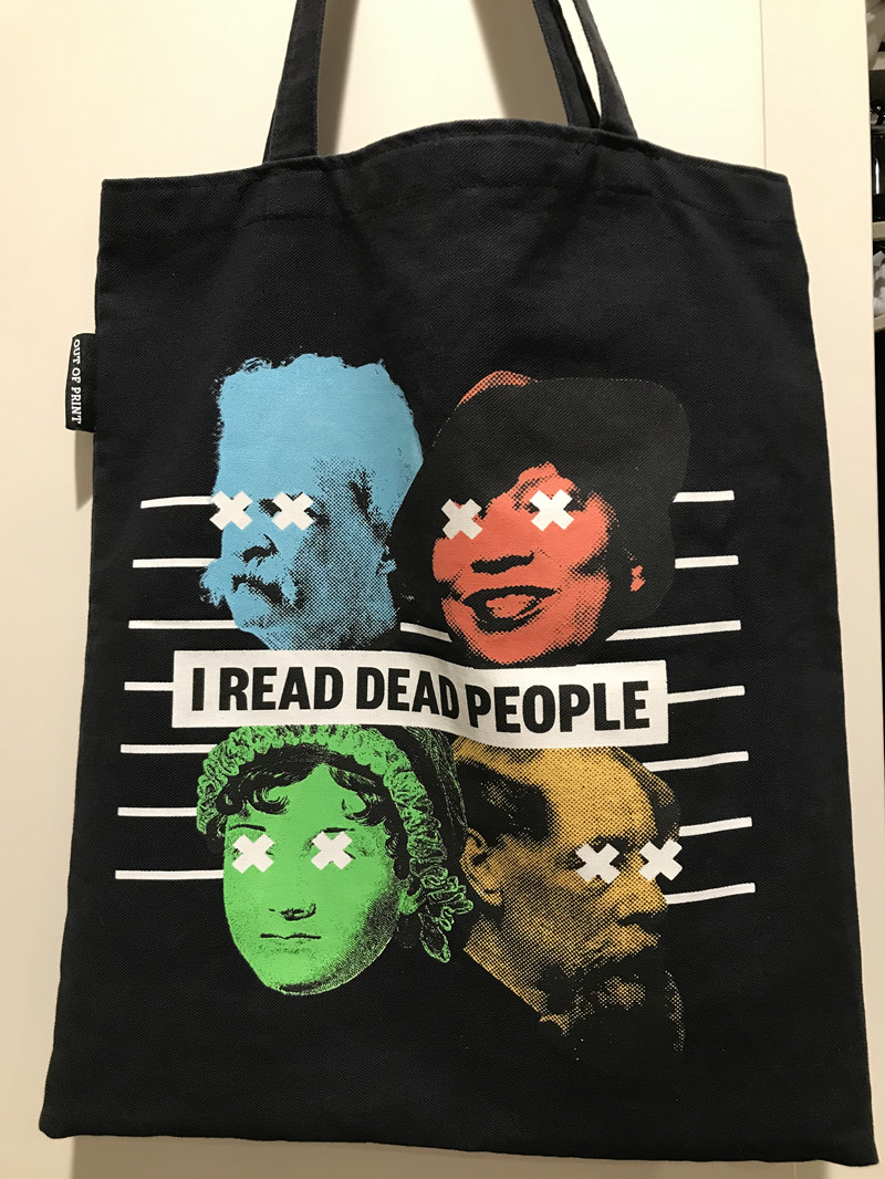 写有“我读死人书”（I Read Dead People）的布袋