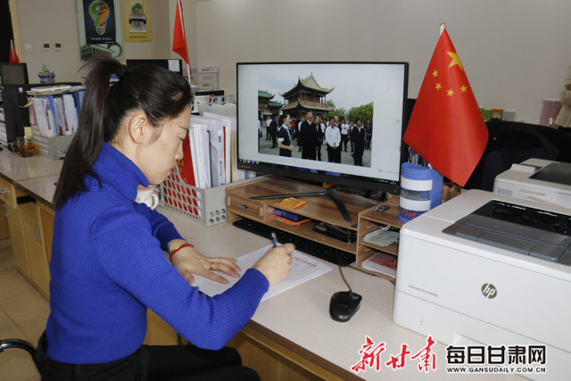 看着习近平总书记在嘉峪关城楼上的照片,张晓燕写下自己的心里话。