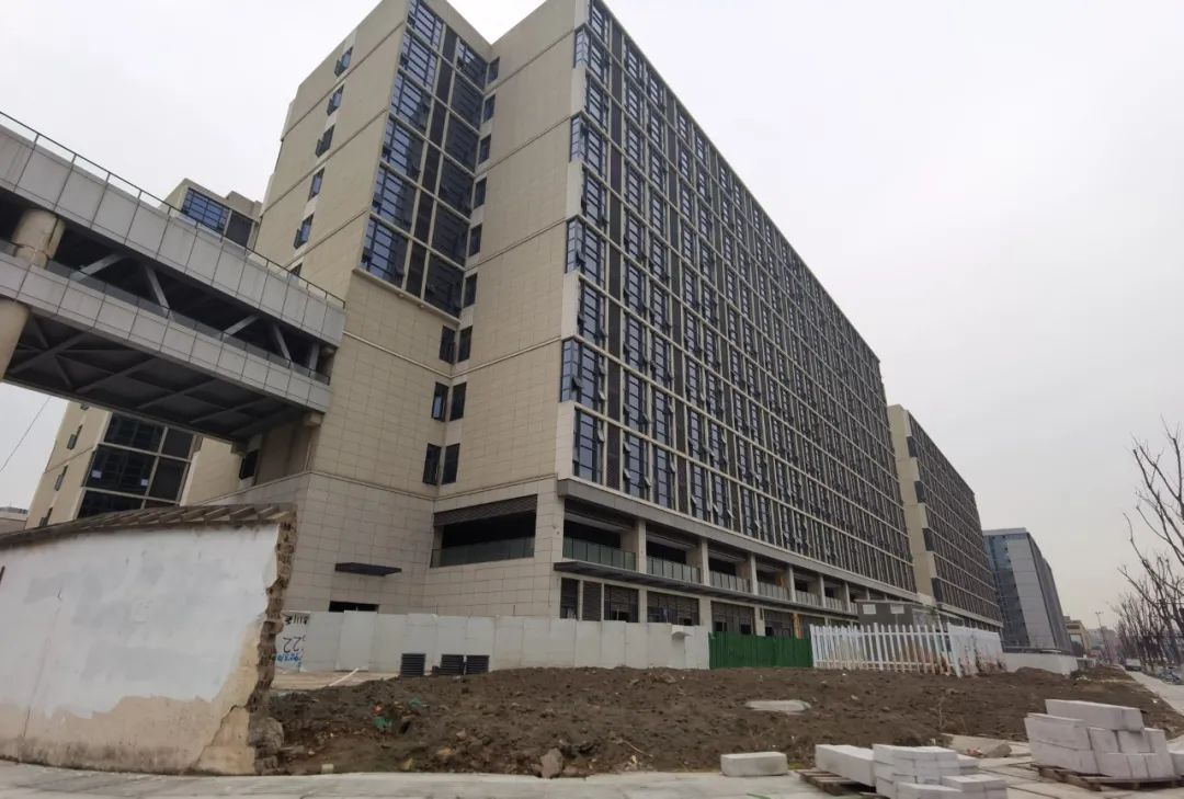 璞玉公馆多次延期交付业主投诉无门夜宿售楼处跪求交房
