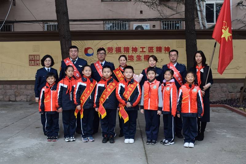 小志愿者走进公交车厢“导游式服务”弘扬雷锋精神