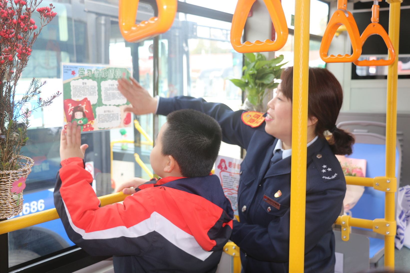 小志愿者走进公交车厢“导游式服务”弘扬雷锋精神