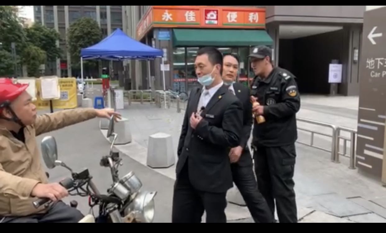 郭兵和工作人员现场理论