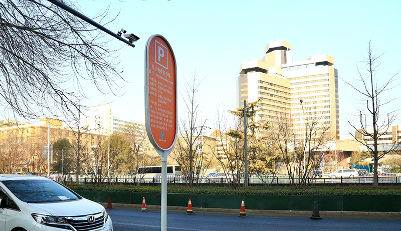 图为“AlPARK天眼”高位视频路侧停车场景