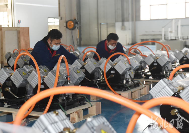 2021年3月4日，位于河北省石家庄市元氏县的耐力股份有限公司车间，员工在生产线上忙碌。