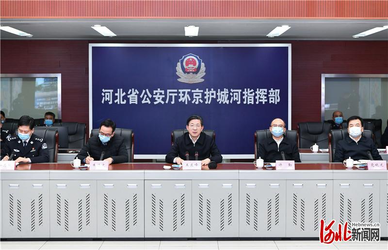 3月3日，省委书记、省人大常委会主任王东峰到保定涿州市调研检查。省委副书记、省长许勤参加调研检查。这是王东峰、许勤在省公安厅环京“护城河”行动指挥部，听取省公安厅“三道防线”工作汇报。 河北日报记者 赵威 摄