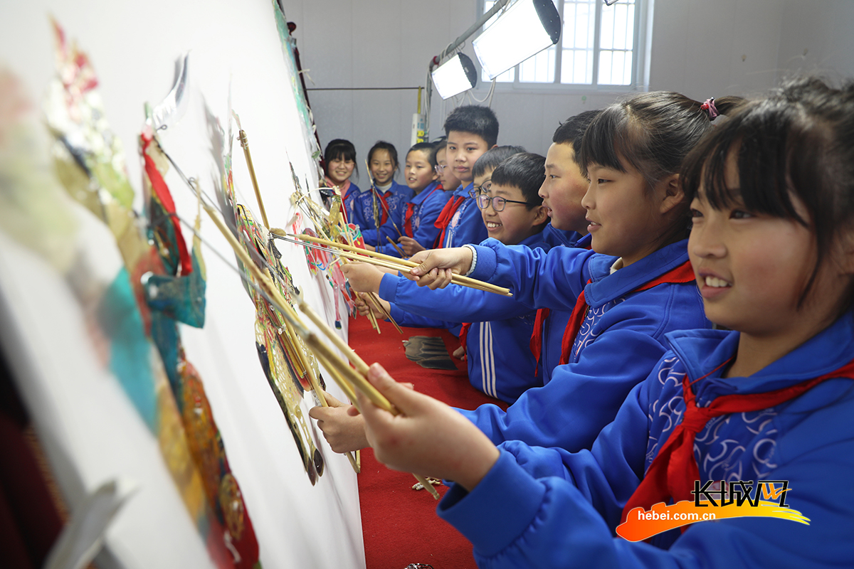 3月1日，丰润区李钊庄镇大漫港小学学生在表演皮影戏。朱大勇 摄