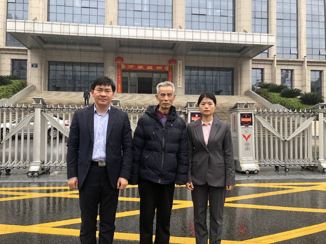 代理律师王飞(左) 汪康夫(中)代理律师张晓丽(右)