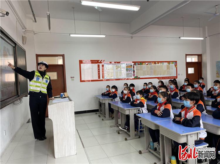 图为廊坊交警二大队交警为廊坊市第十七小学师生上“开学第一课”。