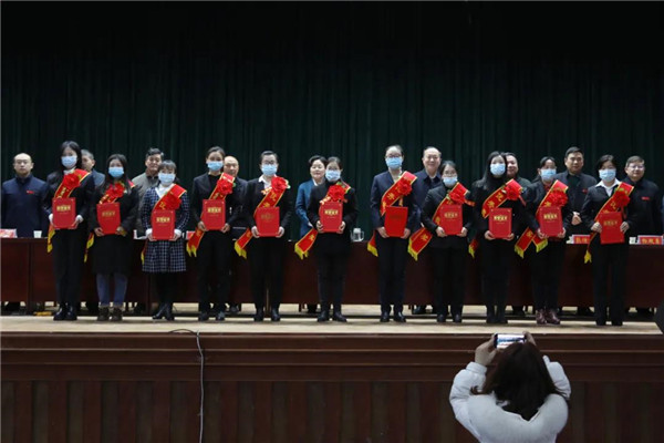 获奖教师上台领奖