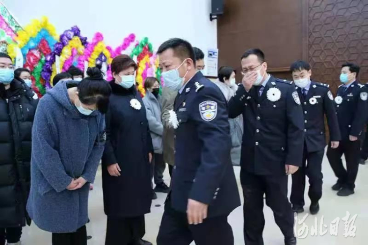 3月3日8时，张岩同志遗体告别仪式在秦皇岛市殡仪馆内举行。河北省公安厅供图