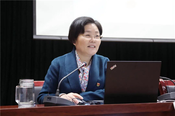 商丘市第一高级中学党委书记、校长牛超作《明师道 养师德 铸师魂》主题报告