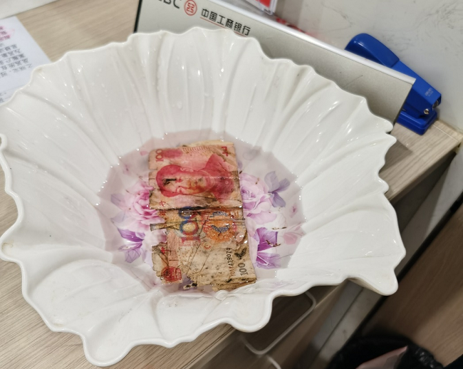 工行武汉江汉二桥支行“妙手回春”兑残币