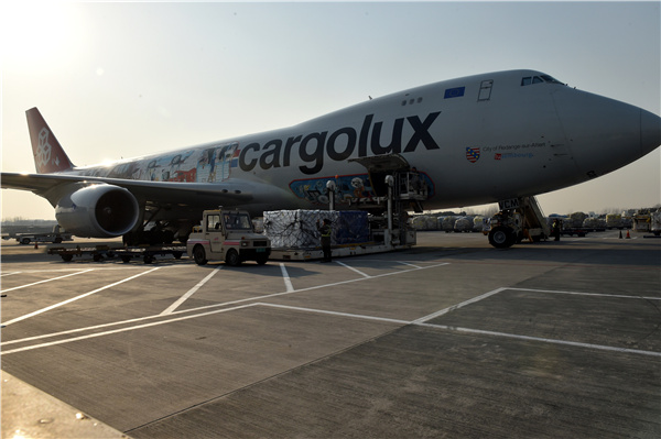 工作人员在郑州机场卸载欧盟货机上的商品。