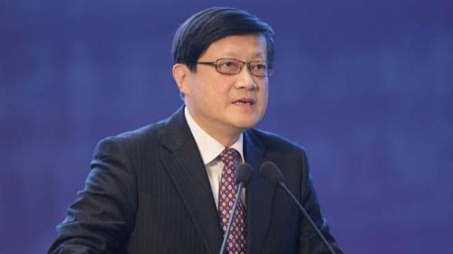 凤凰卫视 黄达亮,何超 上海报道连平说,随着疫苗接种普及,全球经济将