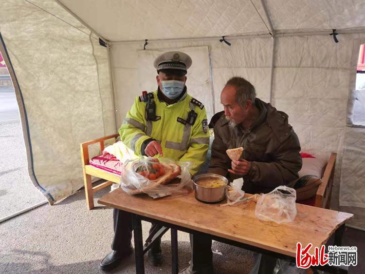 高速民警封国军救助失踪老人。通讯员李子木供图