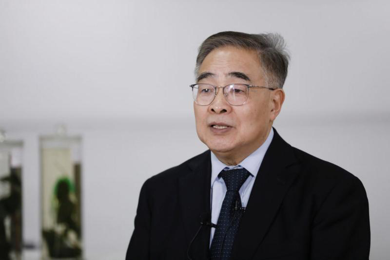 张伯礼接受新华社记者采访