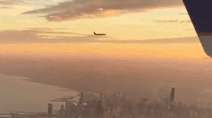 美乘客拍到一架“静止”飞机 悬停城市上空似一动不动