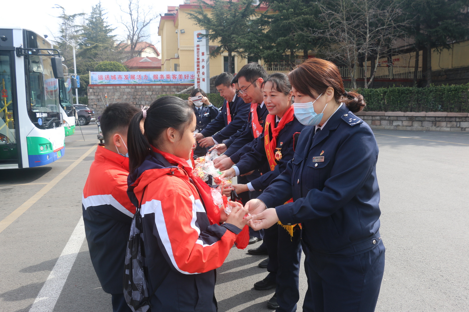 小志愿者走进公交车厢“导游式服务”弘扬雷锋精神